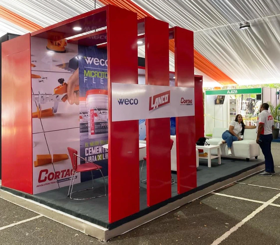 Stand personalizado con estructura modular y branding completo para feria