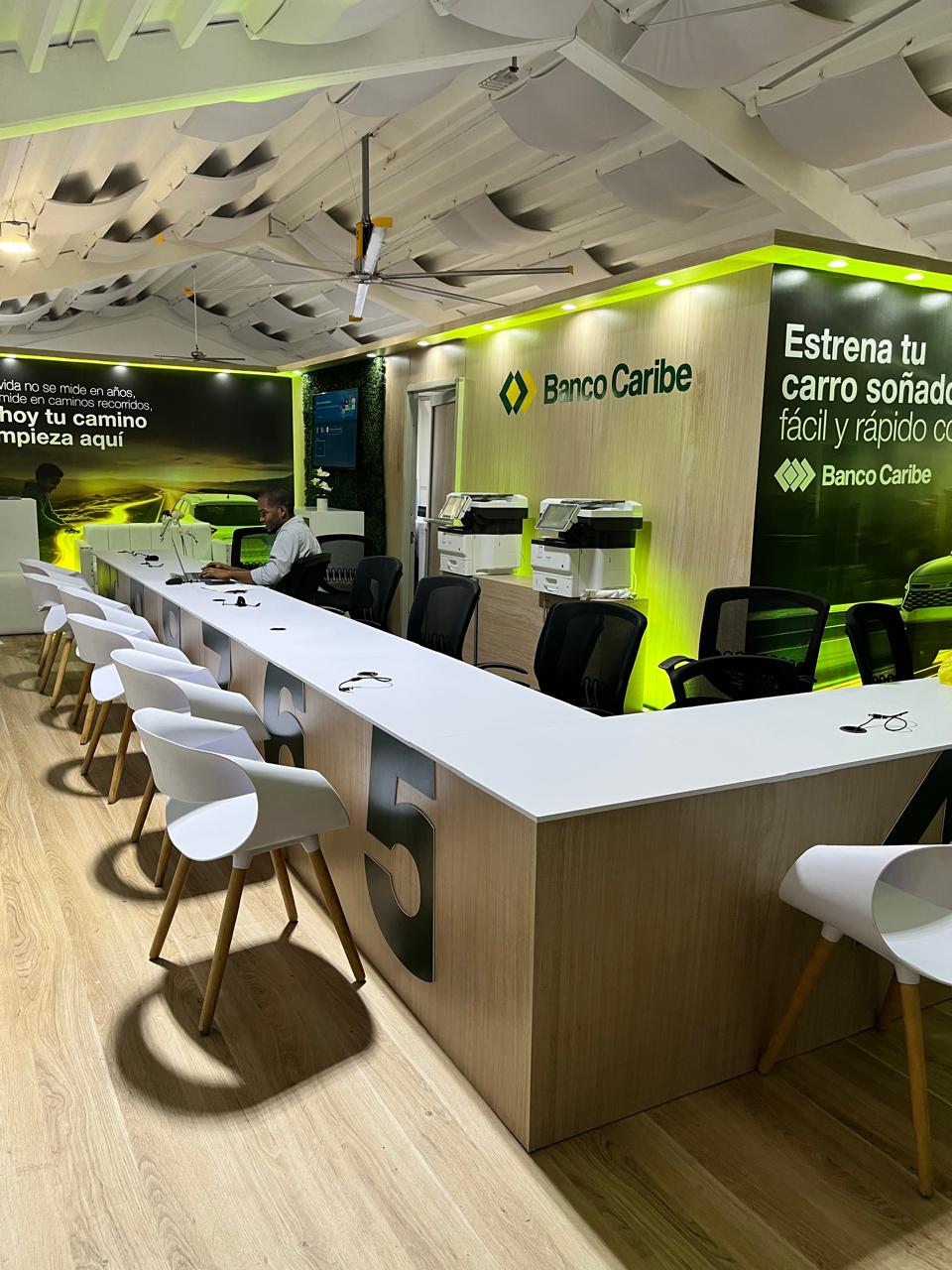 Stand corporativo diseñado para Banco Caribe en feria comercial en República Dominicana