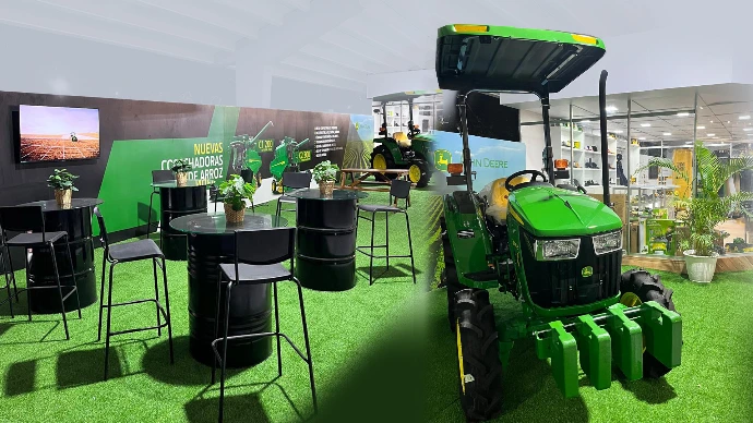 Stand interactivo para marca agrícola con exhibición de maquinaria en feria