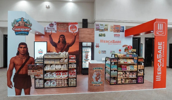 Diseño de stand moderno con área de atención y exhibición de productos