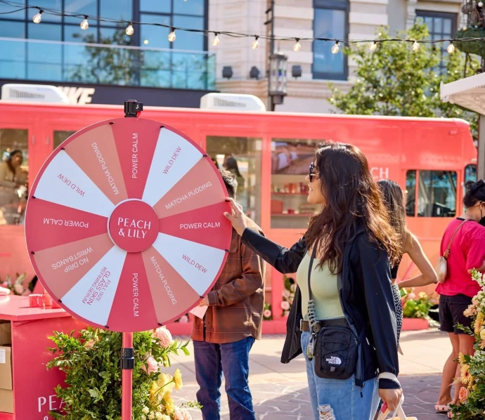 Activación promocional con dinámica interactiva en stand de marca