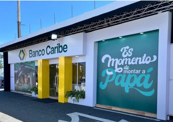 Stand corporativo diseñado para Banco Caribe en feria comercial en República Dominicana