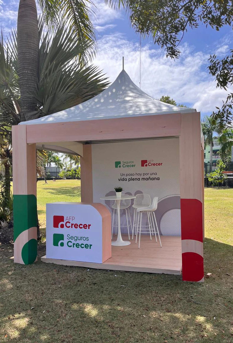 Activación de marca con exhibición de productos en stand personalizado para evento